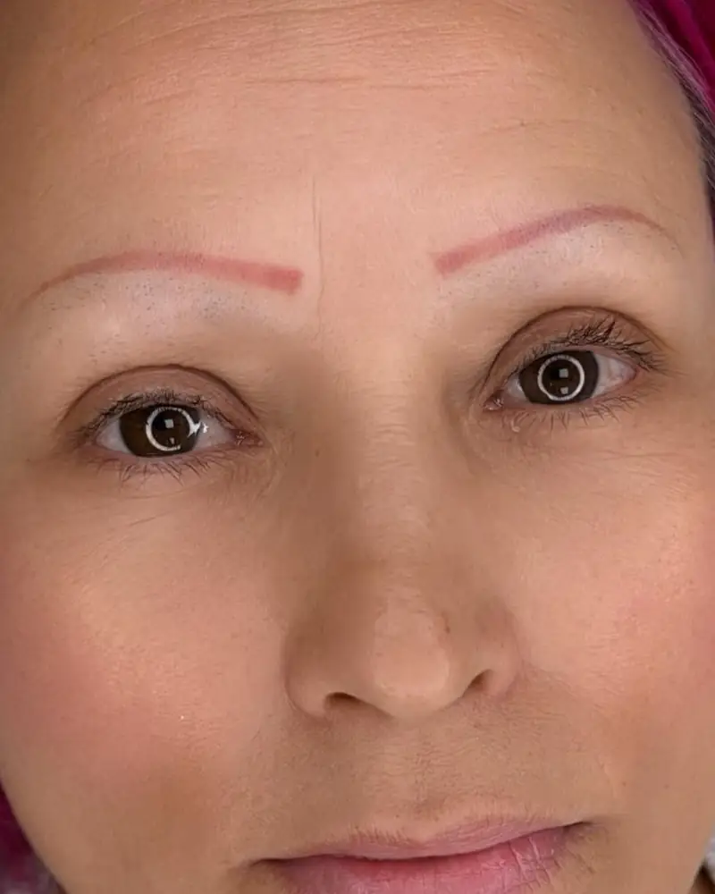 Clienta antes, con el diseño de sus cejas marcado