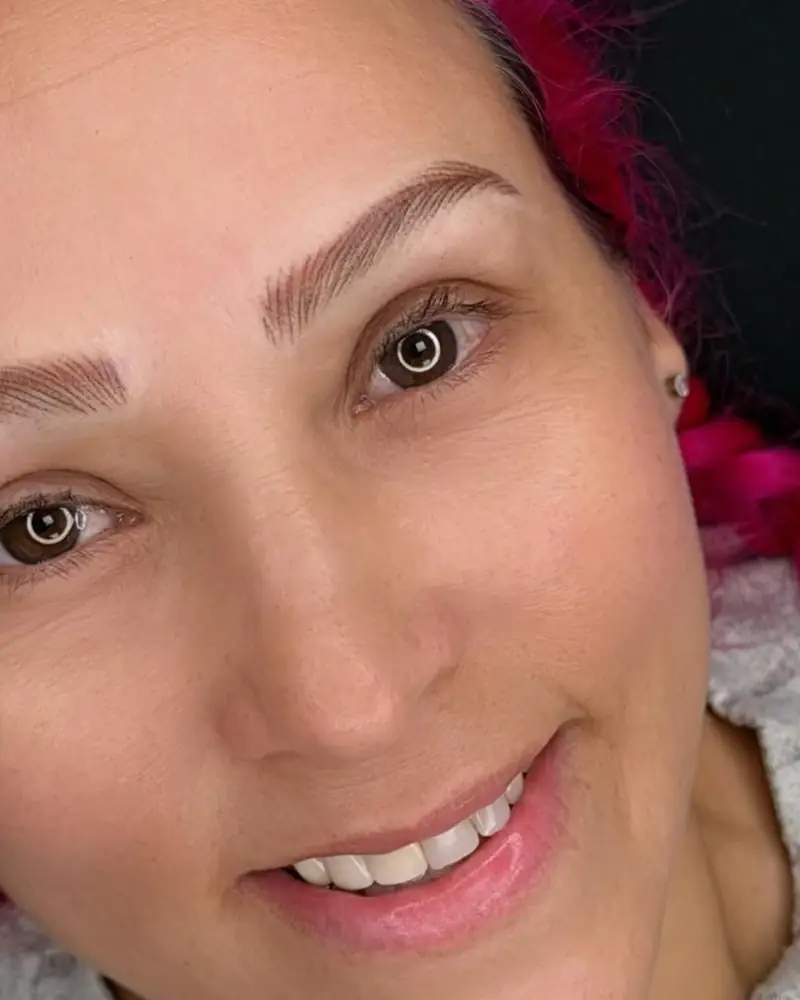 La misma clienta después de su micropigmentación de cejas