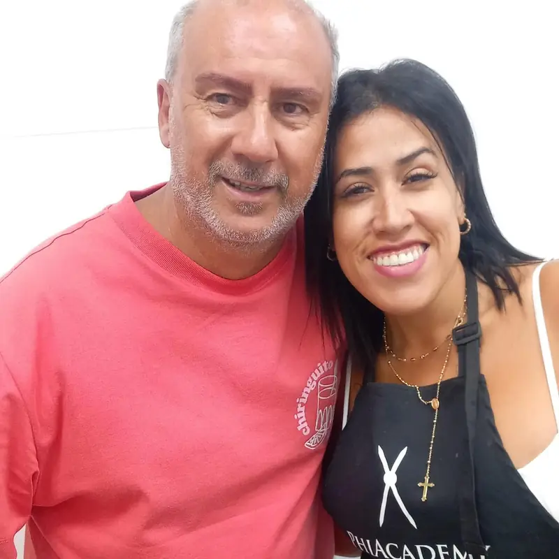 Soralys Bello con un cliente en su estudio